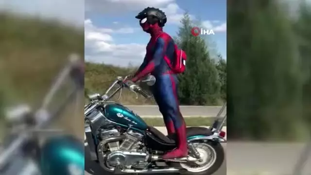 Motosikletli sürücü, Örümcek Adam kıyafetiyle yolculuk yaptı Motosikletli sürücü, Örümcek Adam kıyafetiyle yolculuk yaptı