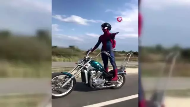 Motosikletli sürücü, Örümcek Adam kıyafetiyle yolculuk yaptı Motosikletli sürücü, Örümcek Adam kıyafetiyle yolculuk yaptı