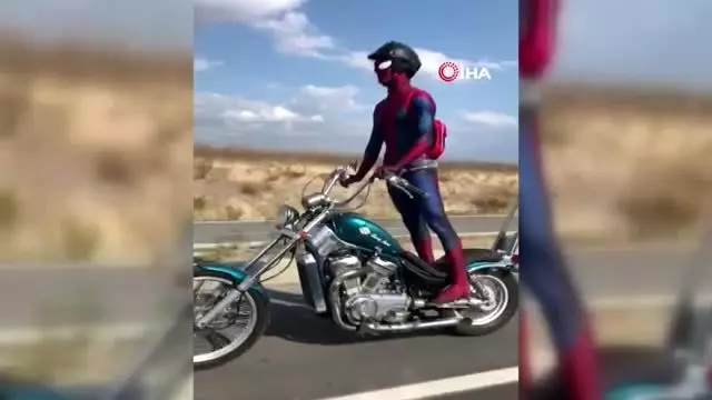 Motosikletli sürücü, Örümcek Adam kıyafetiyle yolculuk yaptı Motosikletli sürücü, Örümcek Adam kıyafetiyle yolculuk yaptı