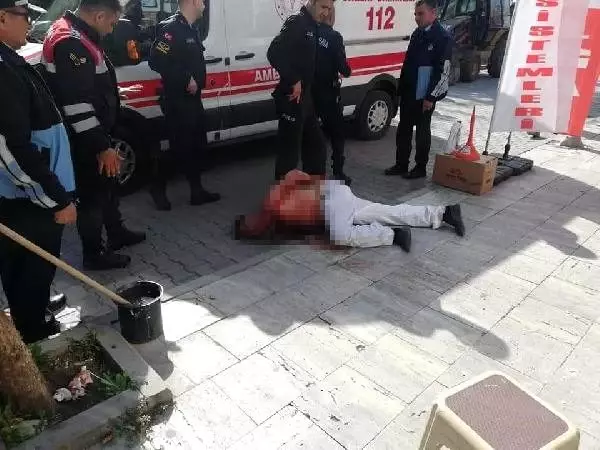 Kendisine kesici aletle zarar veren vatandaş, kelepçe takılarak etkisiz hale getirildi Kendisine kesici aletle zarar veren vatandaş, kelepçe takılarak etkisiz hale getirildi
