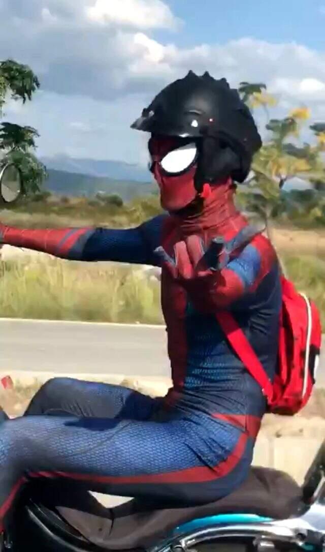 Motosikletli adam Örümcek Adam kıyafetiyle yolculuk yaptı