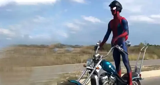 Motosikletli sürücü, Örümcek Adam kıyafetiyle yolculuk yaptı Motosikletli sürücü, Örümcek Adam kıyafetiyle yolculuk yaptı
