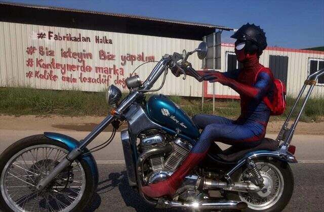 Motosikletli 'Örümcek Adam' gülümsetti
