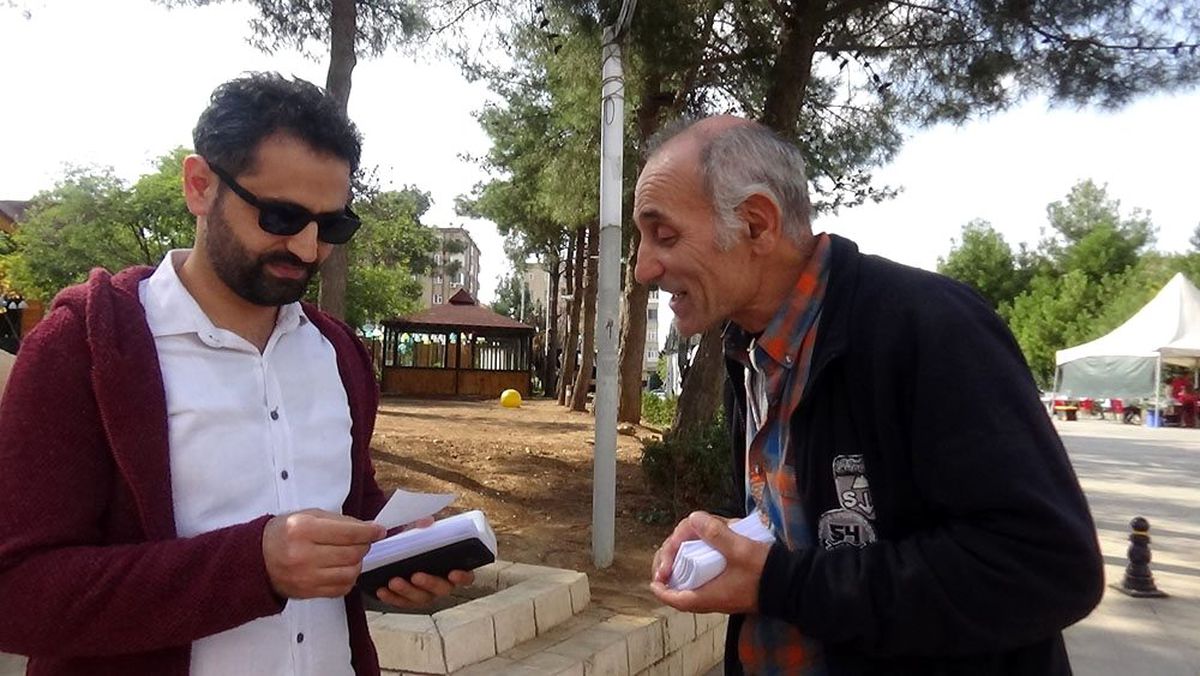 Oğlunun youtube kanalını tanıtmak için Türkiye'yi geziyor