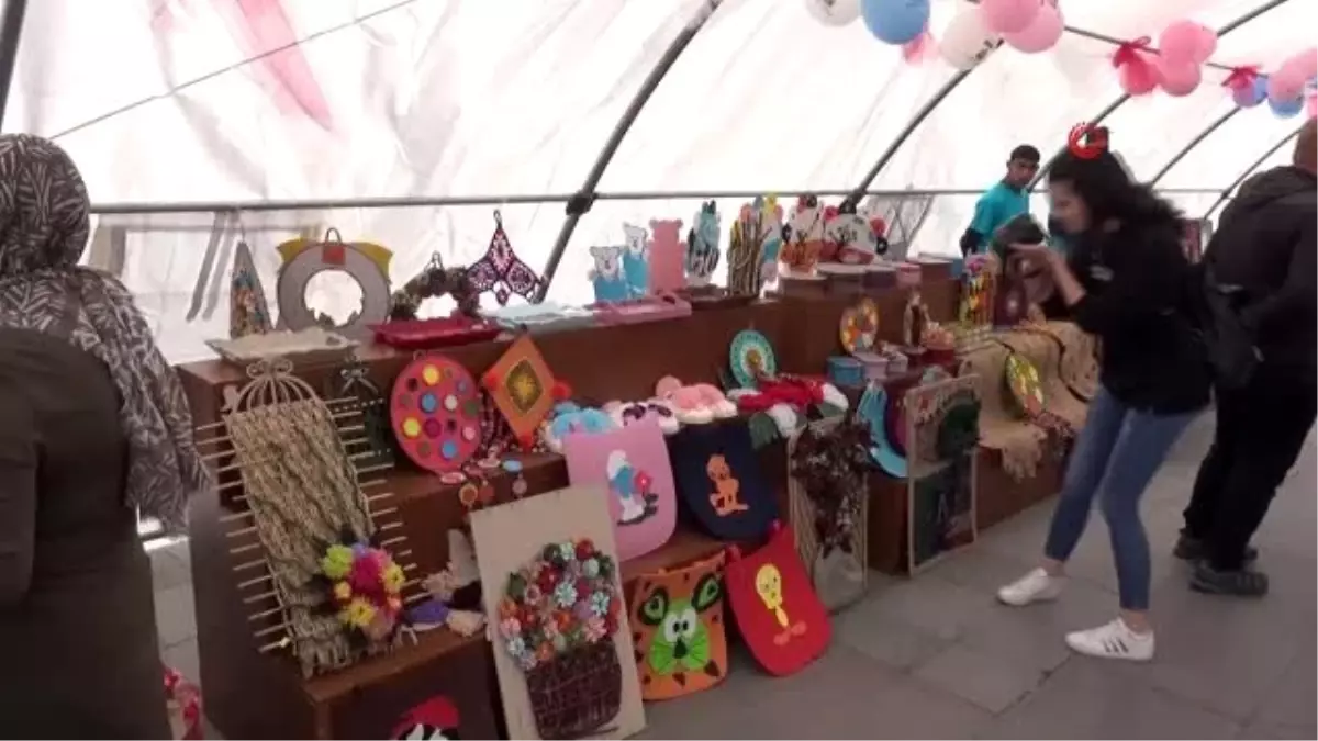 Polisler ile çalışma yapan özel gençlerin özel sergisi açıldı
