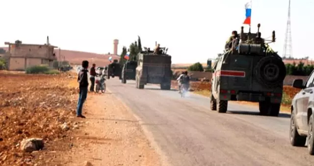 Rus askeri polisinden Türkiye-Suriye sınırında ikinci devriye! Mesafe 60 kilometreye ulaştı Rus askeri polisinden Türkiye-Suriye sınırında ikinci devriye! Mesafe 60 kilometreye ulaştı