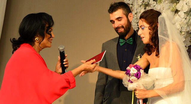 Şarkıcı Zeynep Casali'nin oyuncu kızı Ceren Sarp evlendi