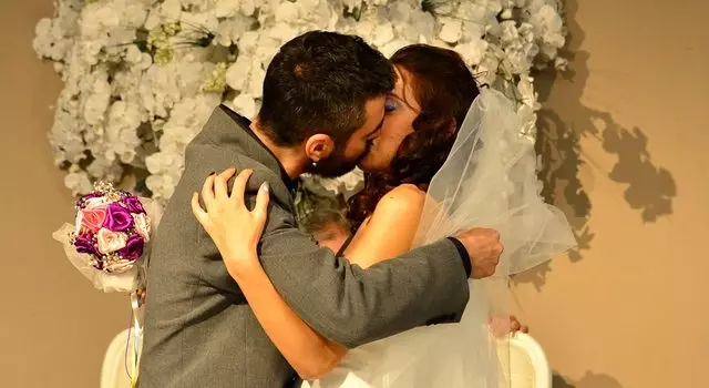Şarkıcı Zeynep Casali'nin oyuncu kızı Ceren Sarp evlendi Şarkıcı Zeynep Casali'nin oyuncu kızı Ceren Sarp evlendi