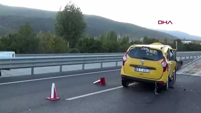 Ticari taksi kamyona çarptı: 1 ölü, 2 yaralı Ticari taksi kamyona çarptı: 1 ölü, 2 yaralı
