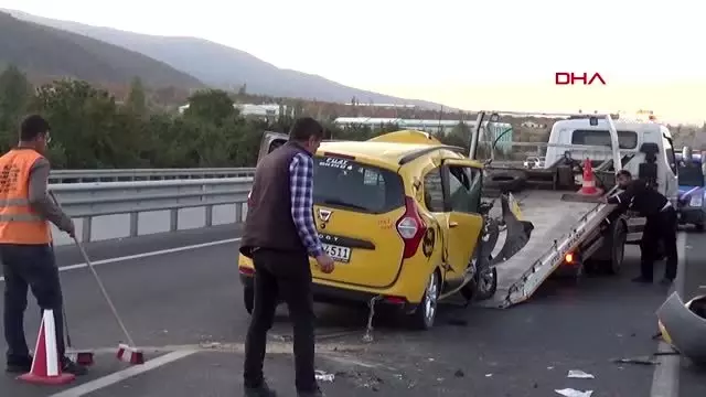 Ticari taksi kamyona çarptı: 1 ölü, 2 yaralı Ticari taksi kamyona çarptı: 1 ölü, 2 yaralı