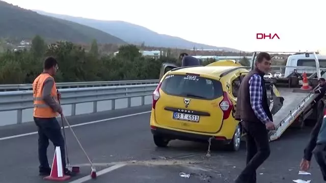 Ticari taksi kamyona çarptı: 1 ölü, 2 yaralı Ticari taksi kamyona çarptı: 1 ölü, 2 yaralı