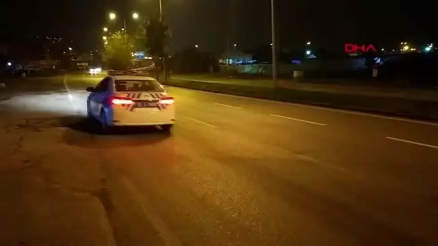 Alt geçit yerine yoldan karşıya geçmek isteyen 2 kadın, otomobilin çarpmasıyla öldü Alt geçit yerine yoldan karşıya geçmek isteyen 2 kadın, otomobilin çarpmasıyla öldü