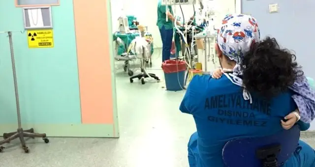 Doktorun, hasta çocuğa sarıldığı fotoğraf, sosyal medyada gündem oldu Doktorun, hasta çocuğa sarıldığı fotoğraf, sosyal medyada gündem oldu