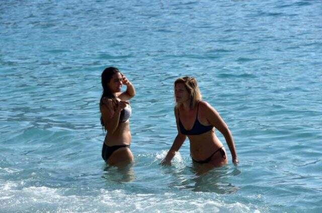 Ekim ayında, Belce Plajı'nda deniz ve güneşin keyfini turistler çıkardı
