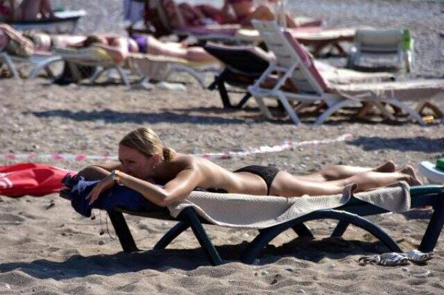 Ekim ayında, Belce Plajı'nda deniz ve güneşin keyfini turistler çıkardı