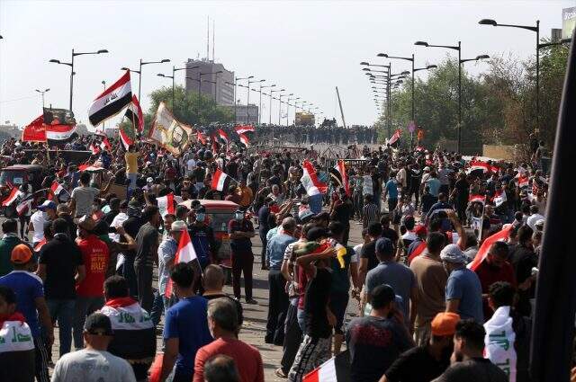 Irak'ta yolsuzluk protestoları tekrardan başladı! Polis biber gazıyla müdahale etti