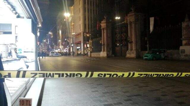 İstiklal Caddesi'nde şüpheli çanta alarmı, cadde kapatıldı