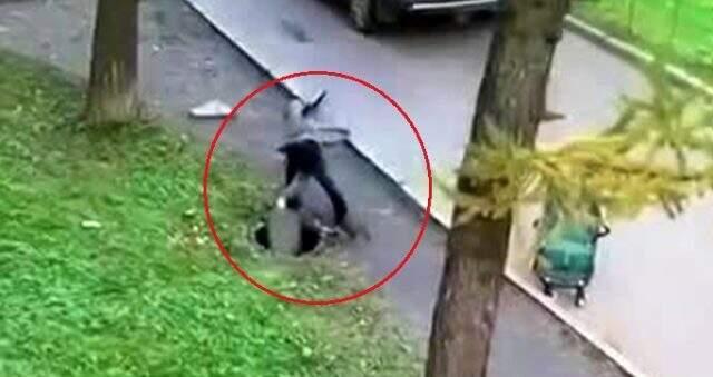 Lağım çukuruna düşen çocuğu, annesi saniyeler içinde kurtardı