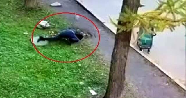 Lağım çukuruna düşen çocuğu, annesi saniyeler içinde kurtardı