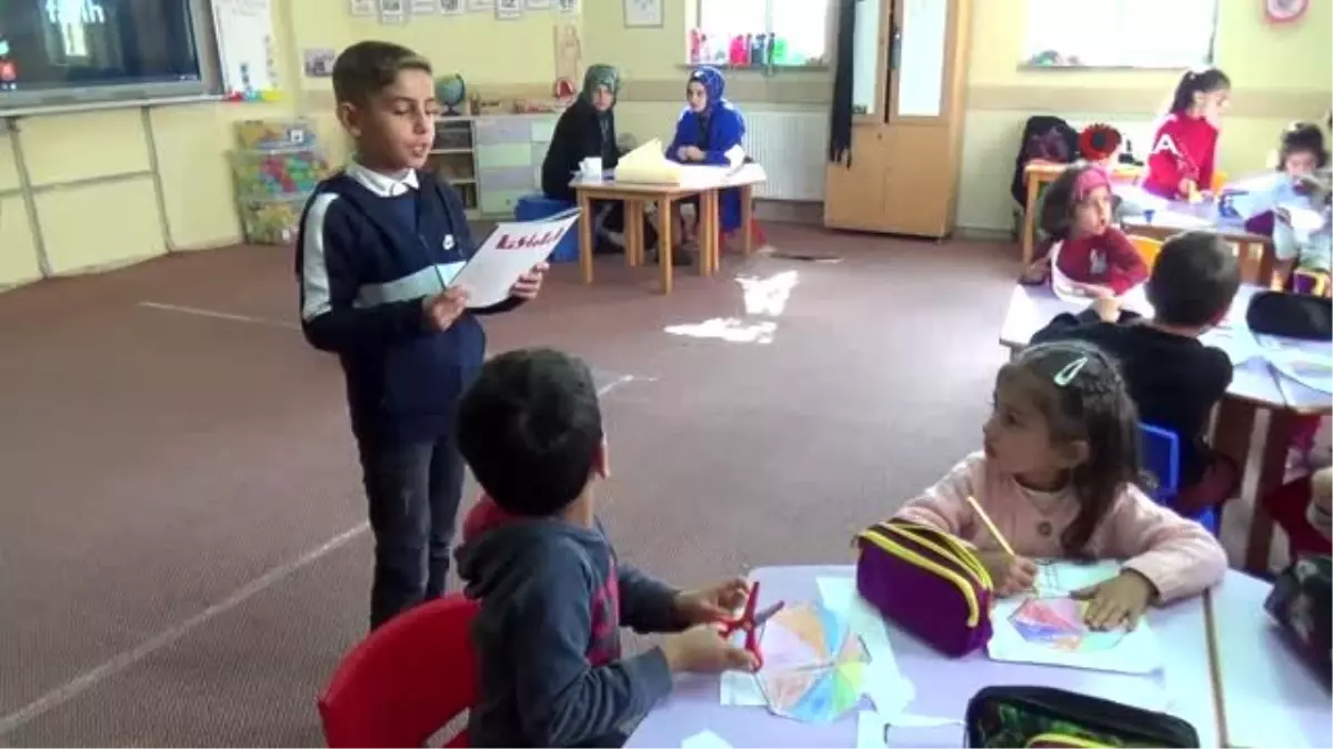Minik öğrenciler el ele masal dünyasıyla buluşuyor