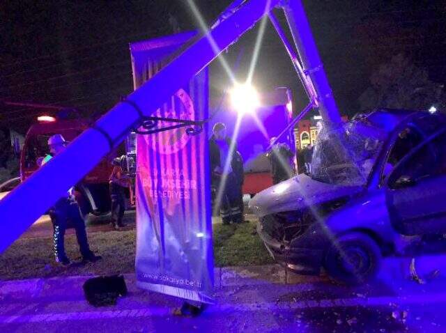 Otomobil aydınlatma direğine saplandı: 2 yaralı