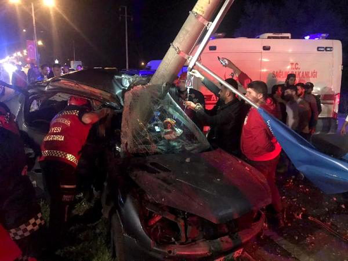 Aydınlatma direği otomobile saplandı: 2 yaralı