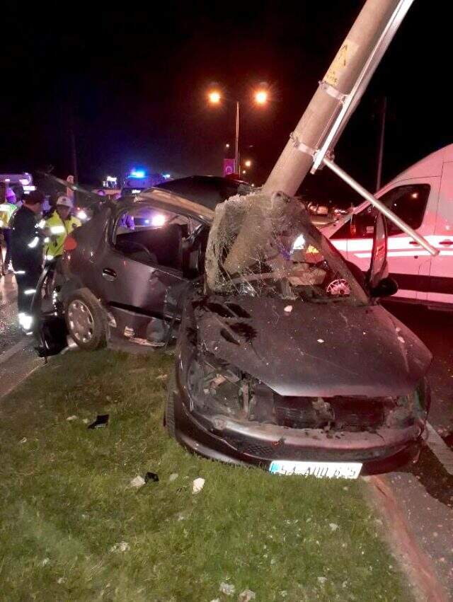 Otomobil aydınlatma direğine saplandı: 2 yaralı