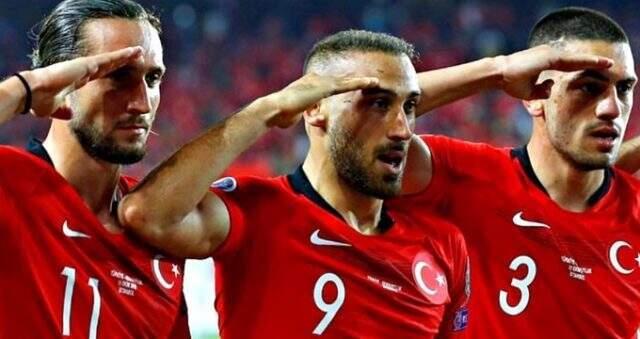 Altona 93 forması giyen Furkan Aydın asker selamı fotoğrafı paylaştığı için takımdan gönderildi