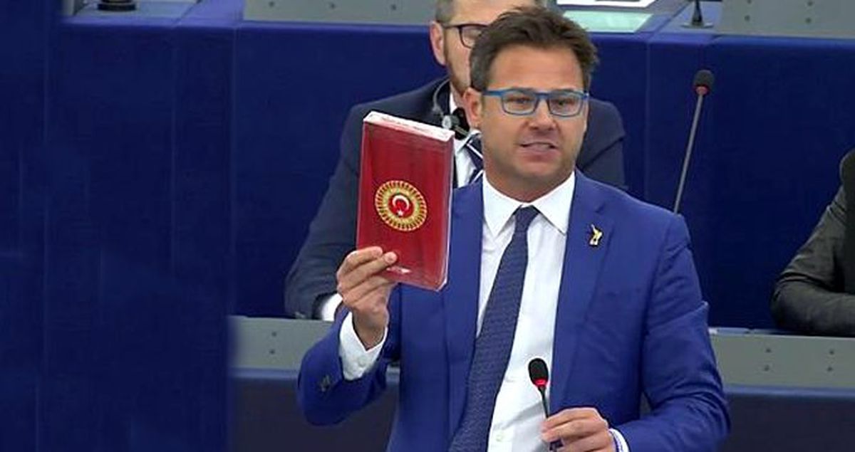 Barış Pınarı Harekatı'nı eleştiren AP Milletvekili aşırı sağcı Angelo Ciocca cezalandırıldı