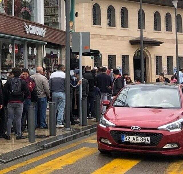 Bedava döner dağıtıldığını duyan vatandaşlar metrelerce kuyruk oluşturdu