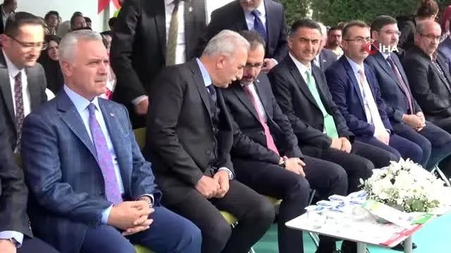 Gençlik ve Spor Bakanı Kasapoğlu, Ümraniye'de yüzme havuzunun açılışını yaptı Gençlik ve Spor Bakanı Kasapoğlu, Ümraniye'de yüzme havuzunun açılışını yaptı