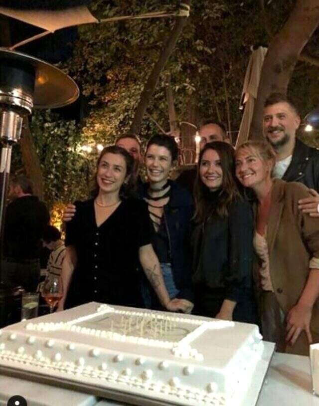 Güzel oyuncu Beren Saat, dizi setinde çılgınlar gibi dans etti