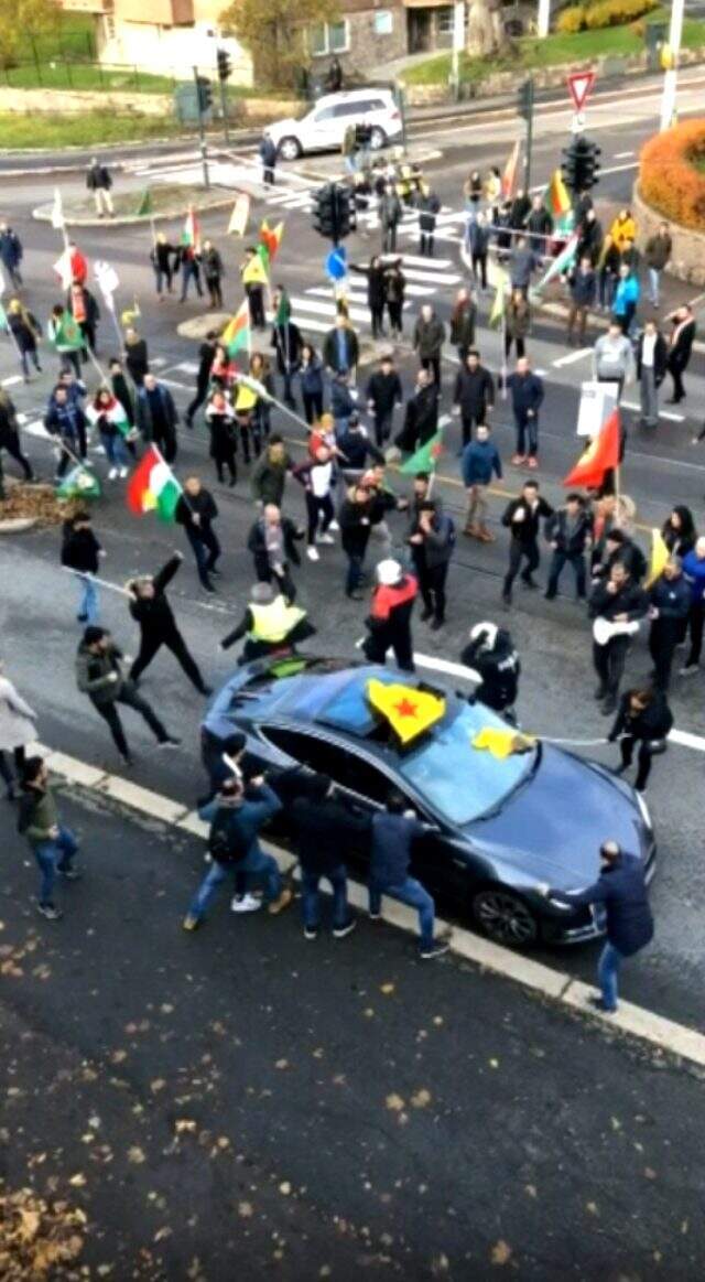 Norveç'te PKK yandaşları, içinde Türk bayrağı olan otomobile saldırdı