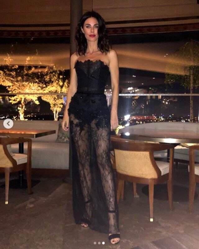 Transparan kıyafetiyle büyüleyen Defne Samyeli'den Cem Yılmaz'a 'Ne kaybettiğine dön bir bak' pozları