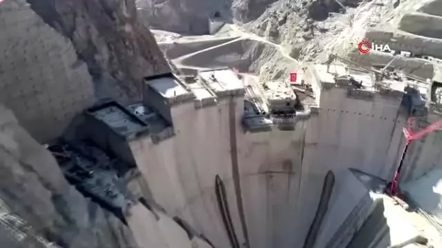 Türkiye'nin en yüksek barajının inşaatından Mehmetçiğe selam Türkiye'nin en yüksek barajının inşaatından Mehmetçiğe selam