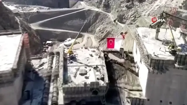 Türkiye'nin en yüksek barajının inşaatından Mehmetçiğe selam Türkiye'nin en yüksek barajının inşaatından Mehmetçiğe selam
