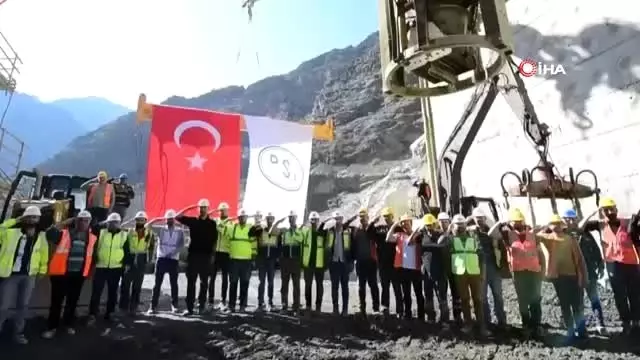 Türkiye'nin en yüksek barajının inşaatından Mehmetçiğe selam Türkiye'nin en yüksek barajının inşaatından Mehmetçiğe selam