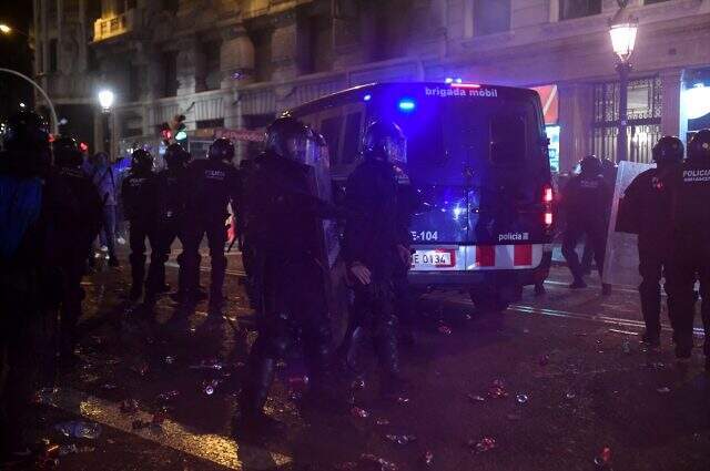 Barselona'da ayrılıkçı Katalanlar polisle birbirine girdi