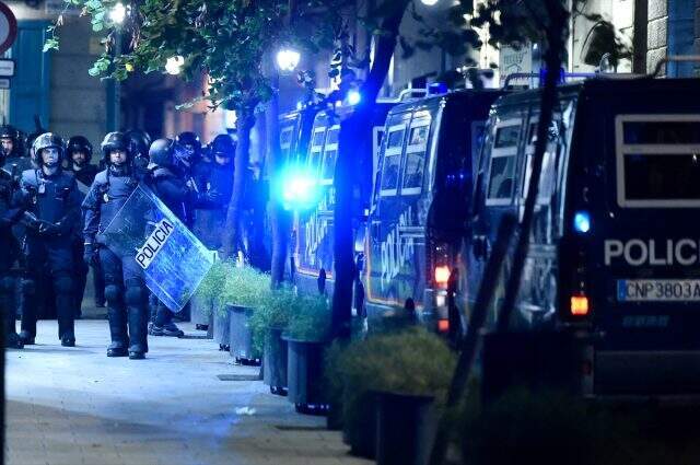 Barselona'da ayrılıkçı Katalanlar polisle birbirine girdi