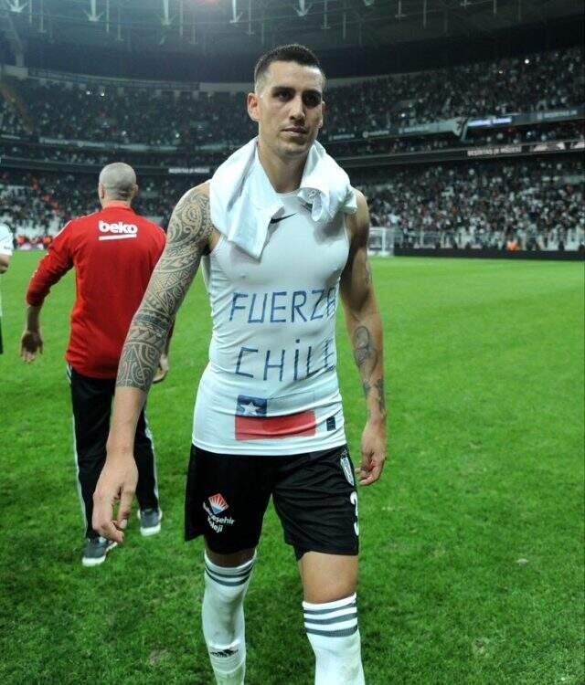 Beşiktaşlı futbolcudan milyonların sokağa döküldüğü eyleme destek!