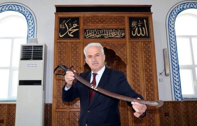 Cemaati şaşırtan gelenek! Bu camide imamlar 944 yıldır hutbeye kılıçla çıkıyor