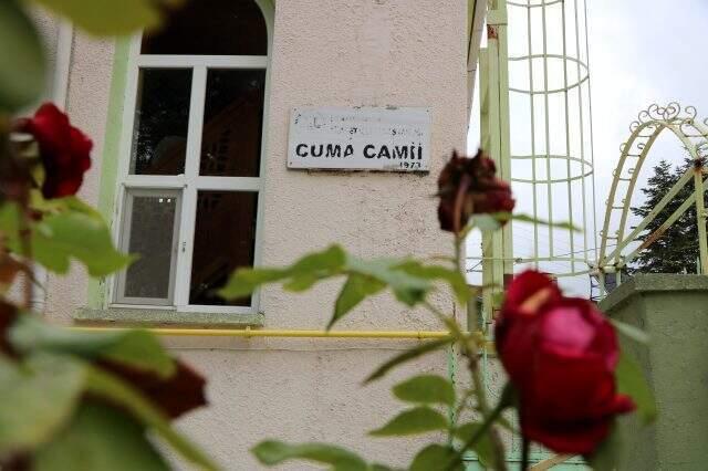 Cemaati şaşırtan gelenek! Bu camide imamlar 944 yıldır hutbeye kılıçla çıkıyor