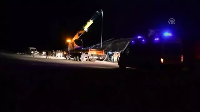 Ağrı'da tır şarampole devrildi: 1 ölü, 1 yaralı Ağrı'da tır şarampole devrildi: 1 ölü, 1 yaralı