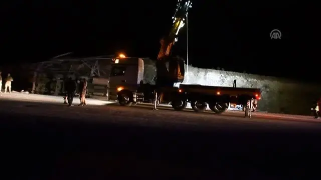 Ağrı'da tır şarampole devrildi: 1 ölü, 1 yaralı