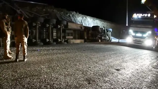 Ağrı'da tır şarampole devrildi: 1 ölü, 1 yaralı