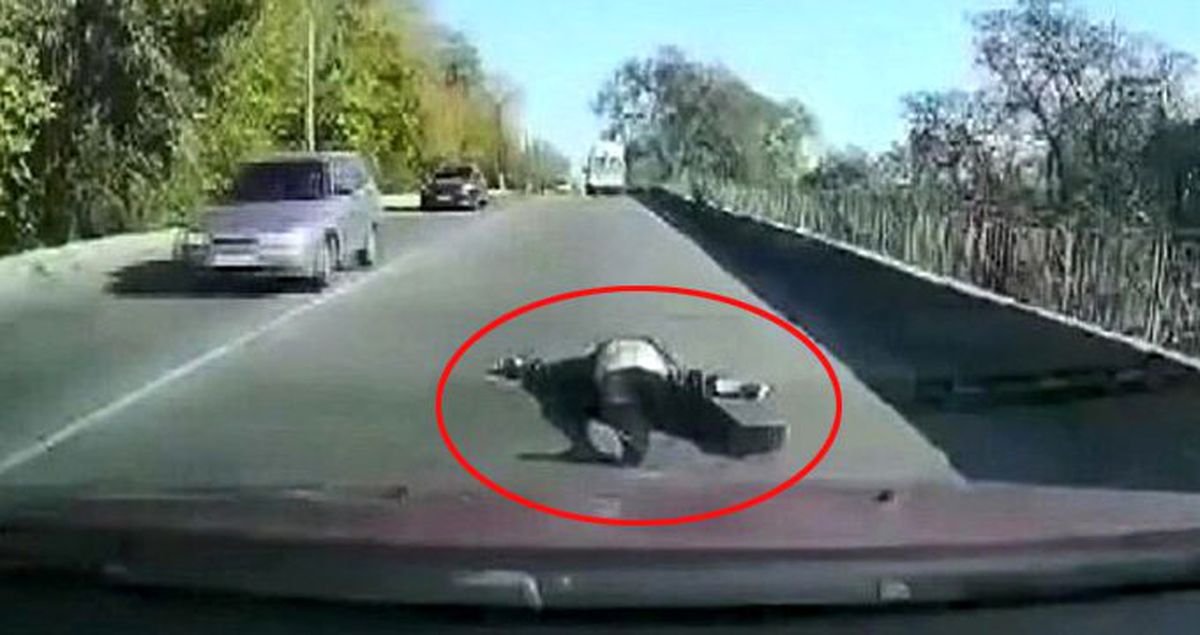 Ambulanstan kaçmaya çalışan uyanık sarhoş yola düştü! O anlar kamerada