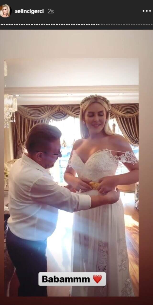 Gökhan Çıra ile evlenen Selin Ciğerci'ye babası kırmızı kuşak yerine altın kemer taktı