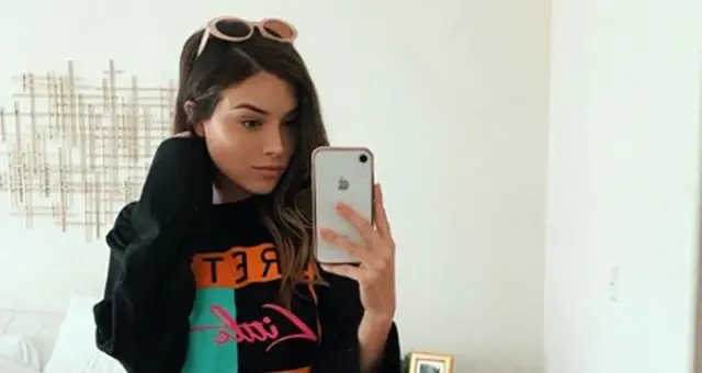 İki model, atış yapan sporcuyu şaşırtmak için göğüslerini açtı!