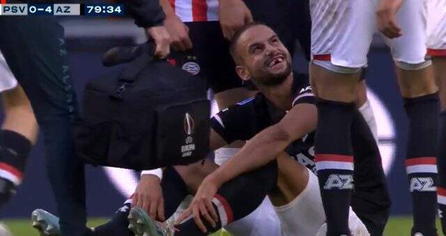 Kostas Mitroglou rakibi Pantelis Hatzidiakos'un 2 dişini kırdı