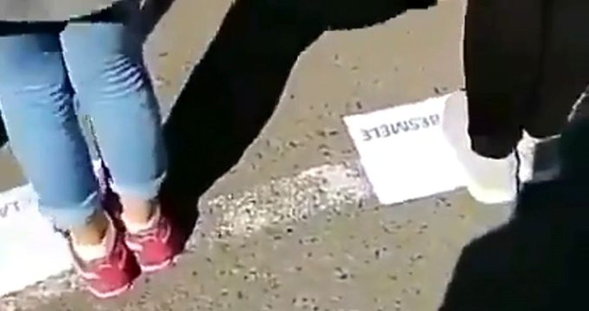 Okulda tepki çeken görüntü: Öğrenciler 'besmele', 'peygamber' yazan kağıtların üzerine bastırıldı